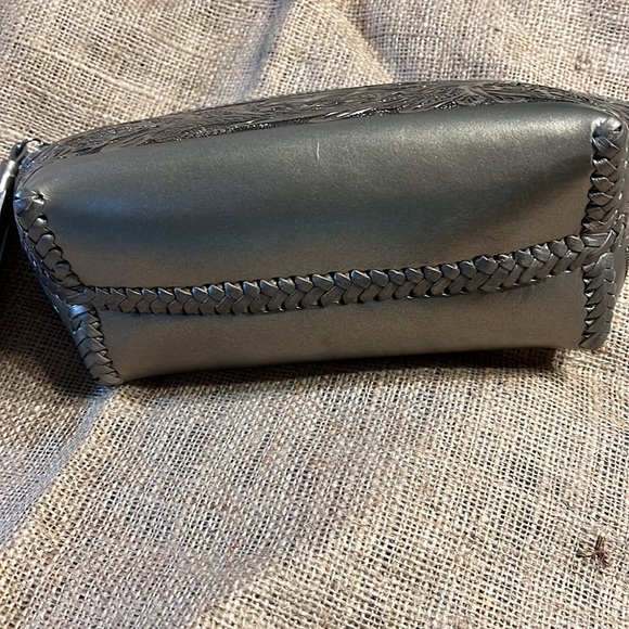 Que Chula Silver Leather Make Up Bag - Picture 2 of 6